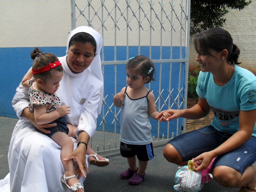 Ir. Juliana auxiliando as crianças da Educação Infantil Cambará 2011 (1024x768)